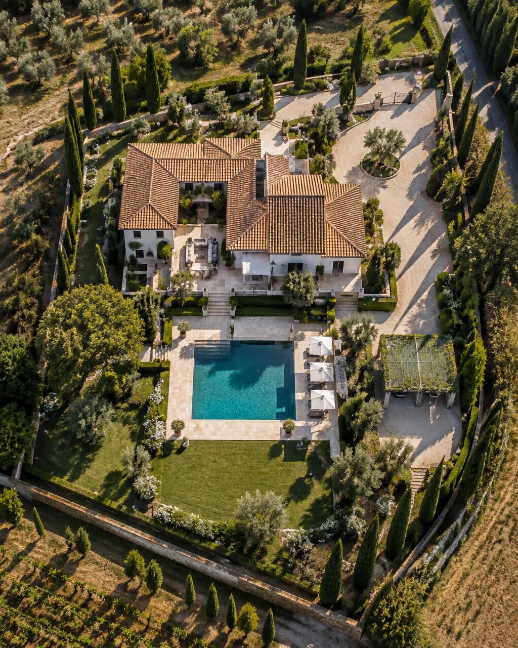 Vista aérea de una villa mostrando casa, piscina, parcela y entorno