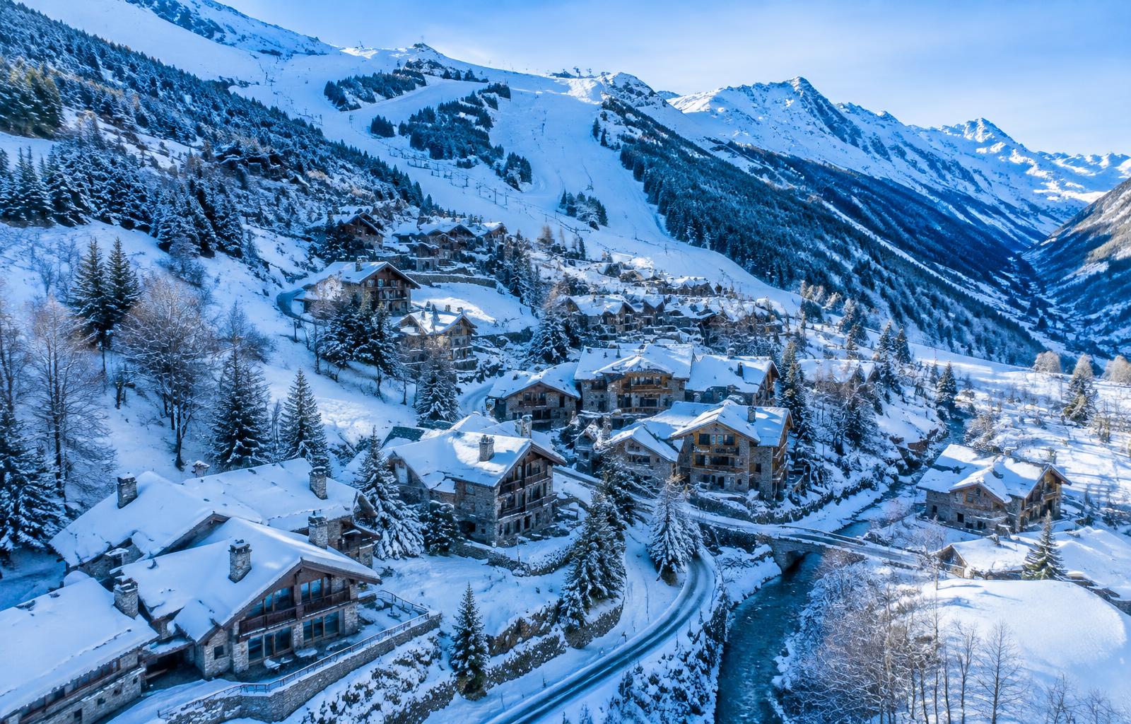 Chalets de piedra en el valle — Baqueira / Val d'Aran